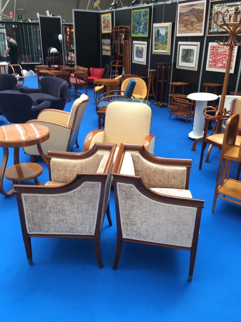 Second hand art shop deco furniture